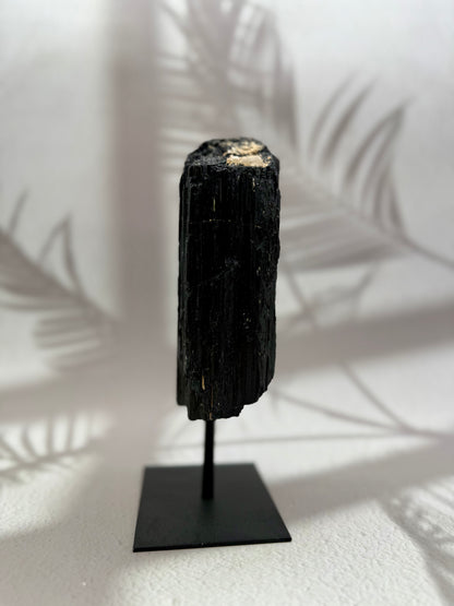 Schwarzer Turmalin roh auf Ständer