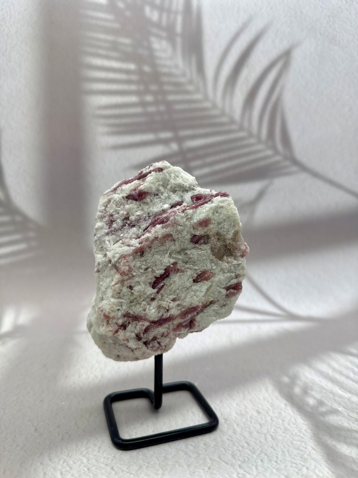 Pinker Turmalin auf Ständer II
