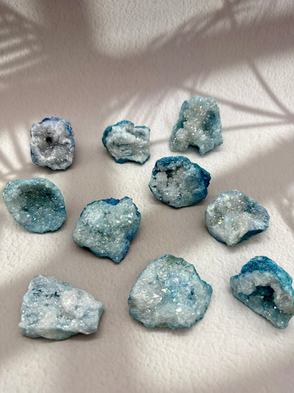 Quarz Geoden - blau gefärbt - Mystery