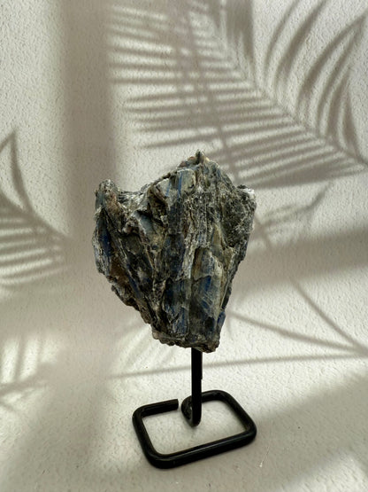 Blauer Kyanit auf Ständer