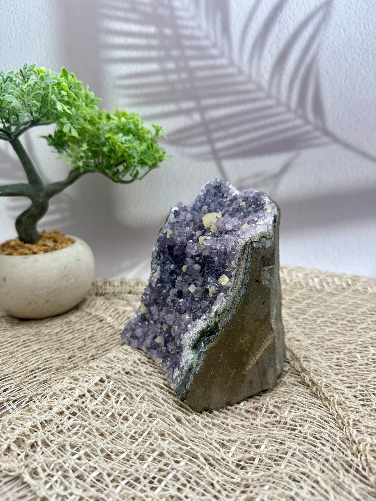 Amethyst mit Calcitwürfel