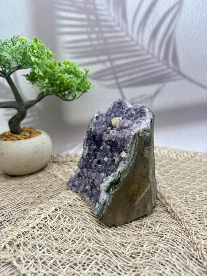 Amethyst mit Calcitwürfel