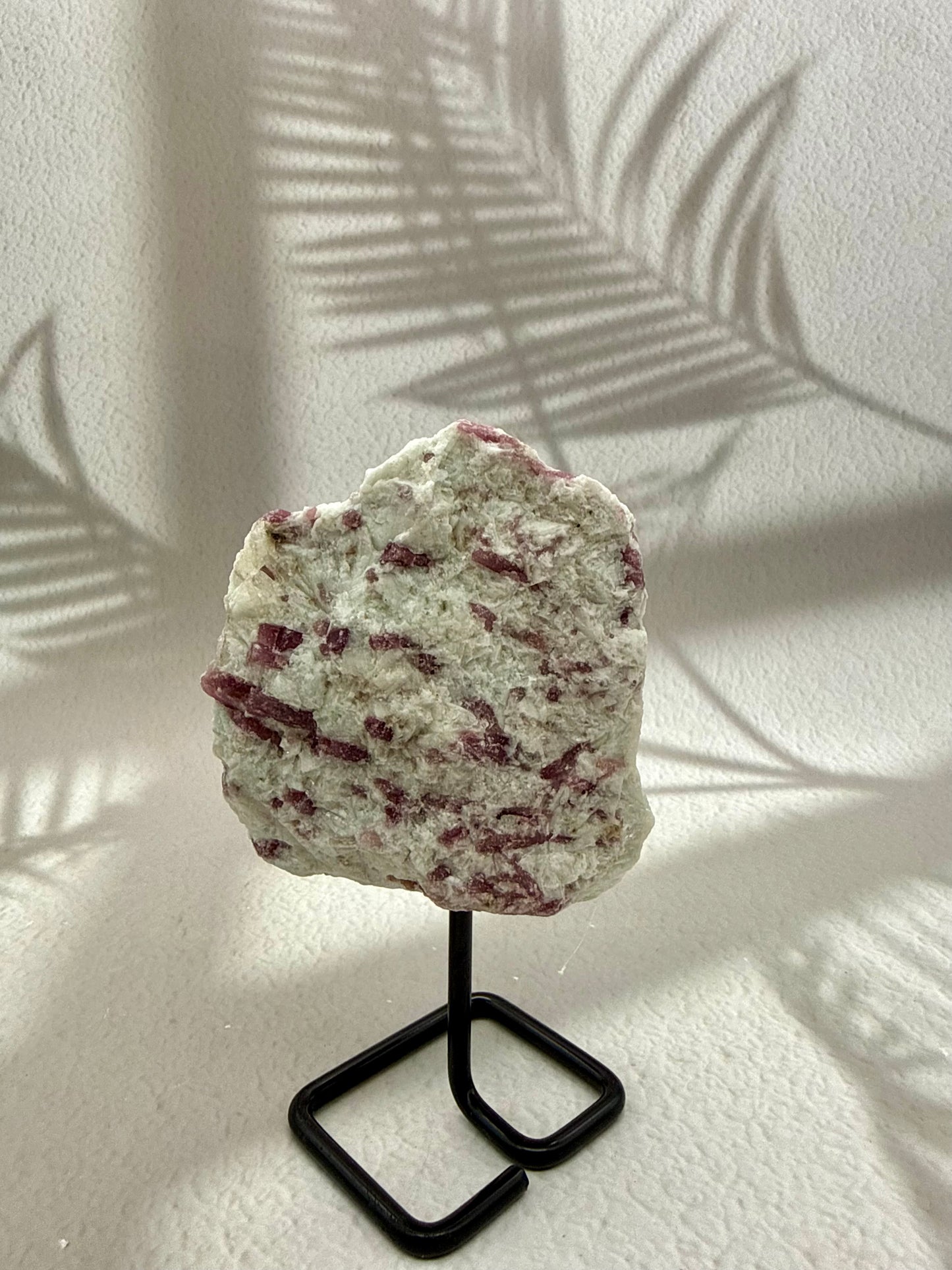 Pinker Turmalin auf Ständer II