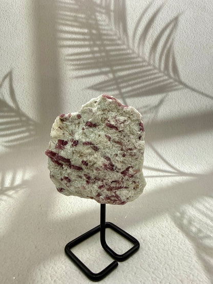 Pinker Turmalin auf Ständer II