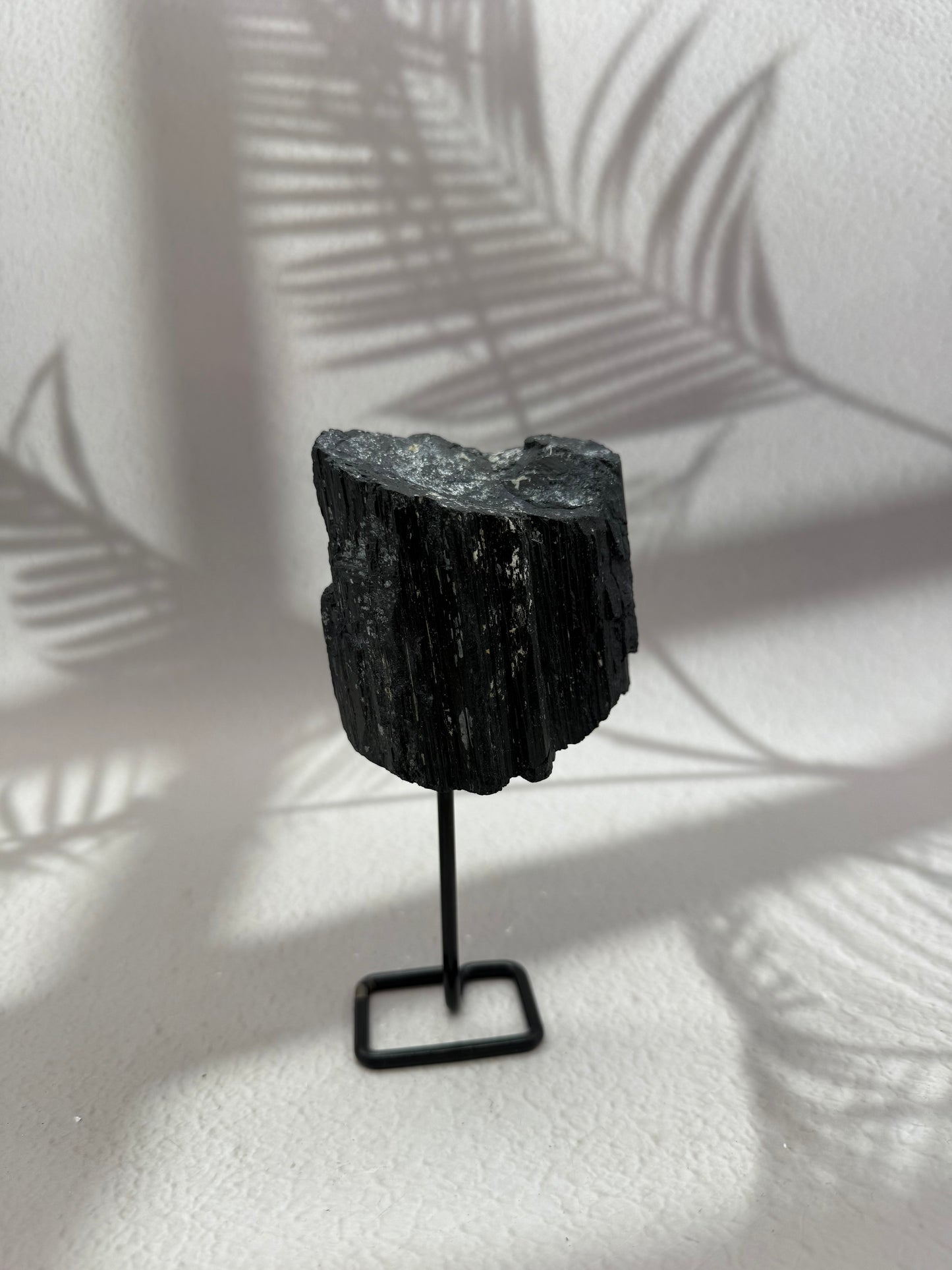 Schwarzer Turmalin auf Ständer V