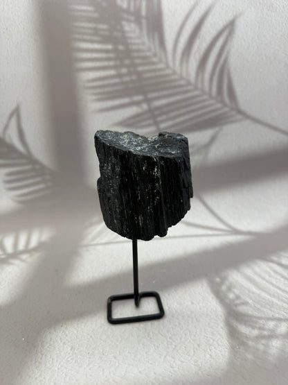 Schwarzer Turmalin auf Ständer V