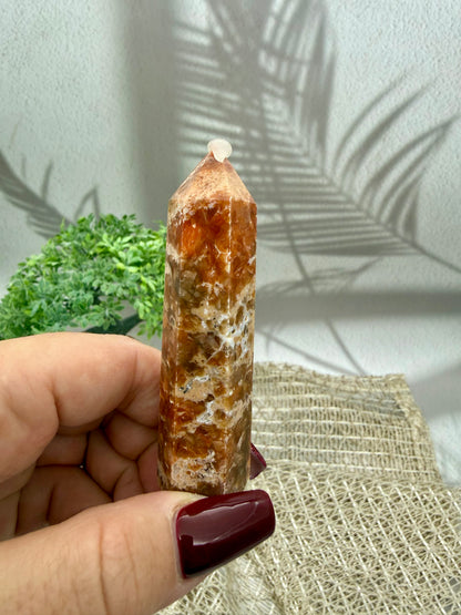 Pfirsich-Apatit Turm