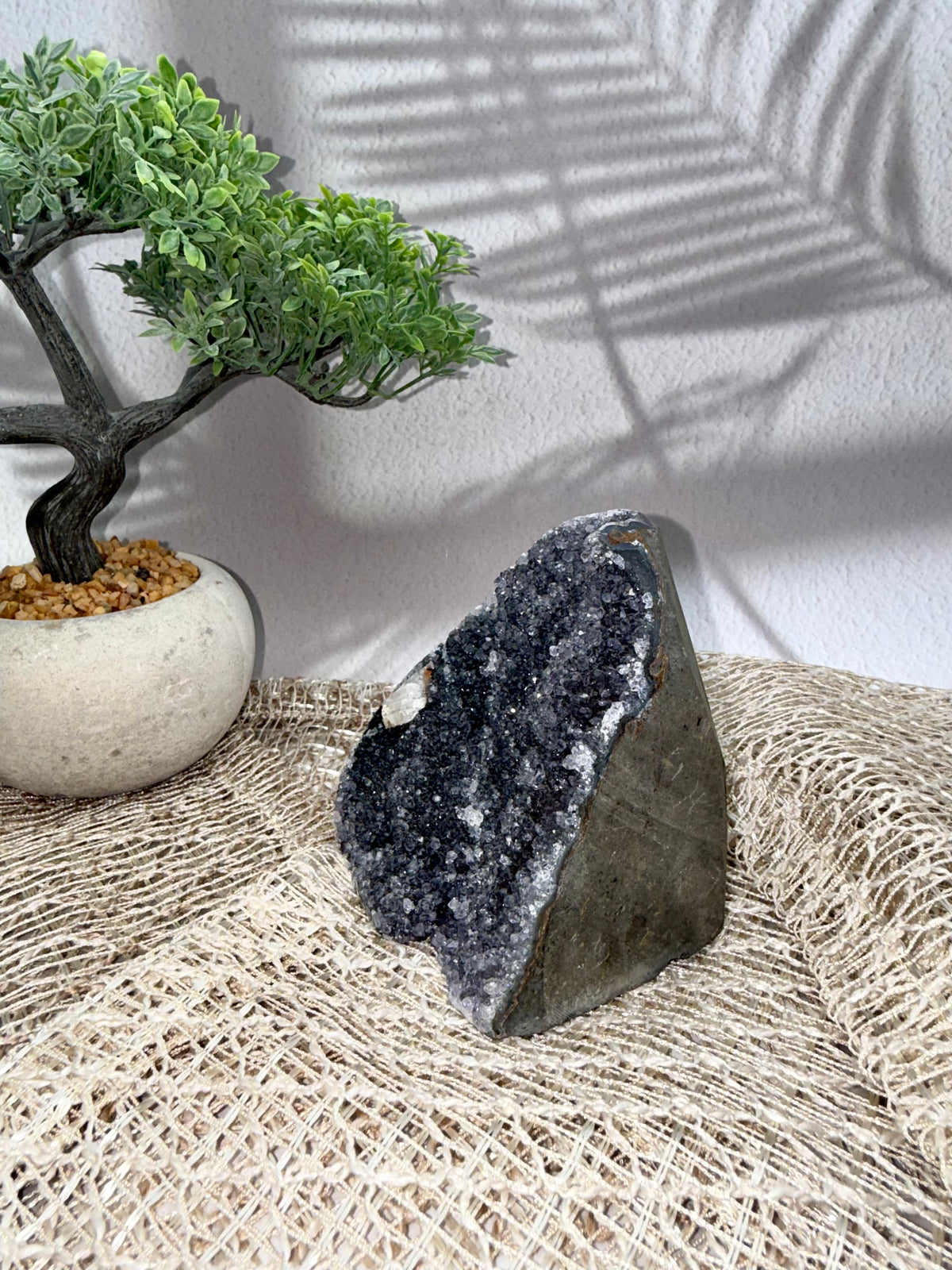 Amethyst Druse - Grau/Lila mit Calcit