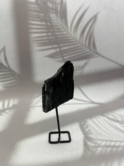 Schwarzer Turmalin auf Ständer II