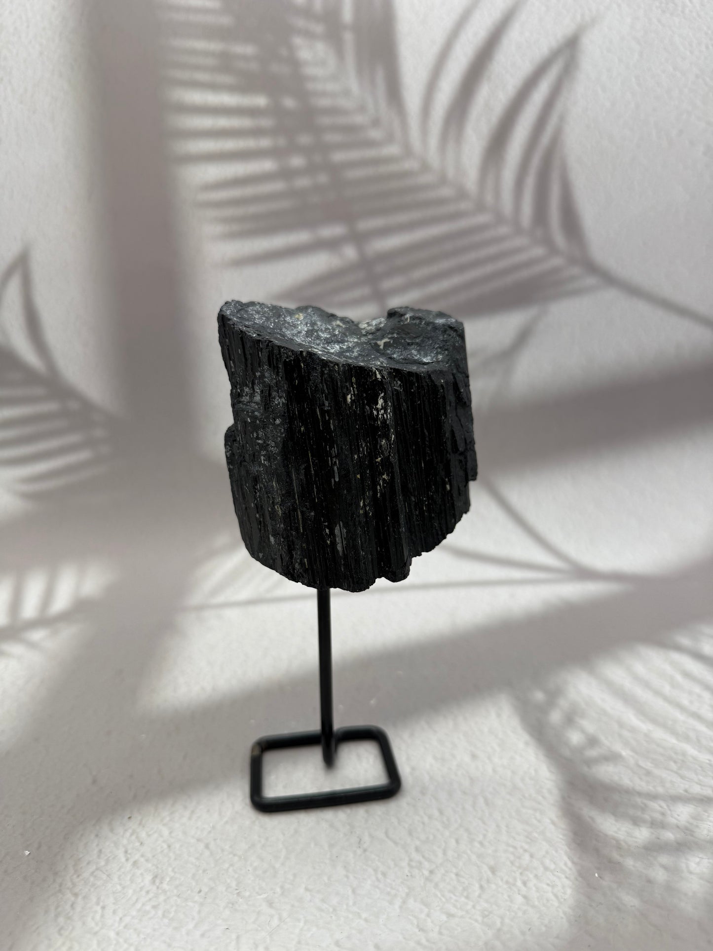 Schwarzer Turmalin auf Ständer V