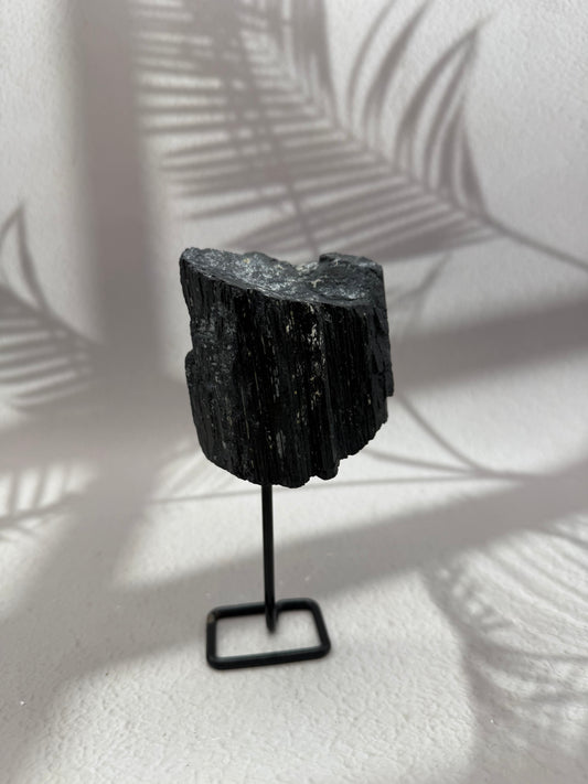 Schwarzer Turmalin auf Ständer V