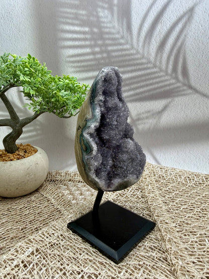 Amethyst grau/lila auf Ständer I