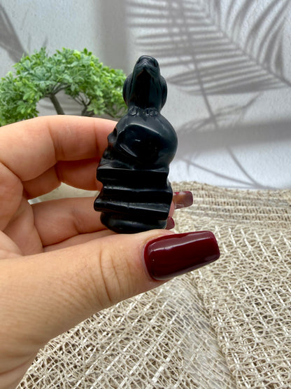Turmalin Rabe mit Schädel Figur