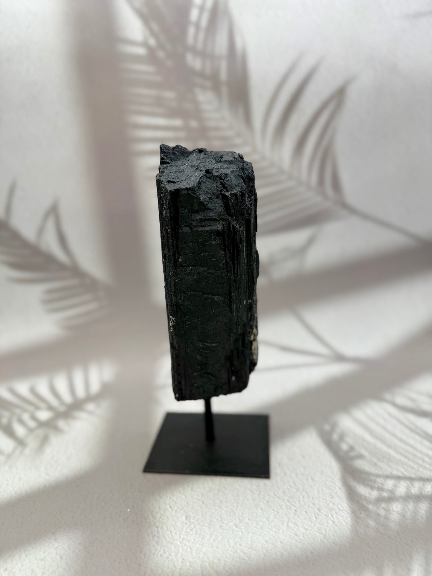 Schwarzer Turmalin roh auf Ständer