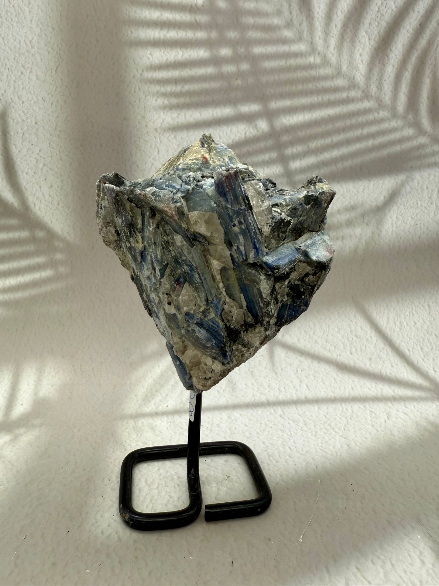 Blauer Kyanit auf Ständer