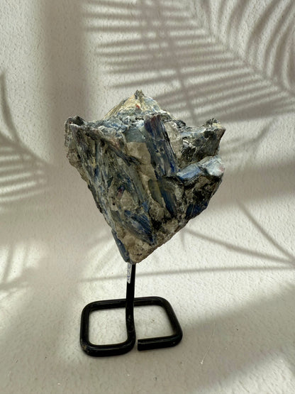 Blauer Kyanit auf Ständer