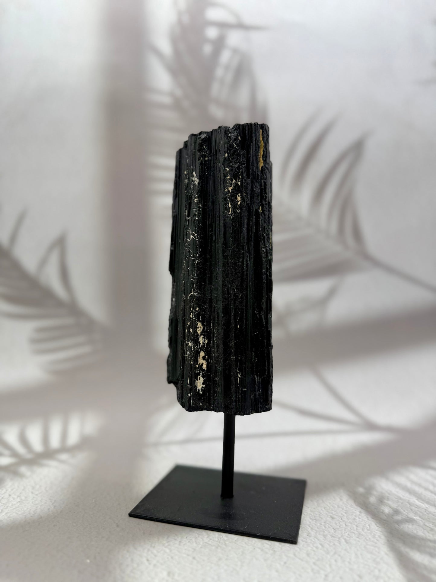 Schwarzer Turmalin roh auf Ständer