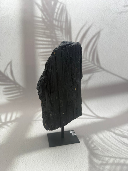Schwarzer Turmalin auf Ständer IV