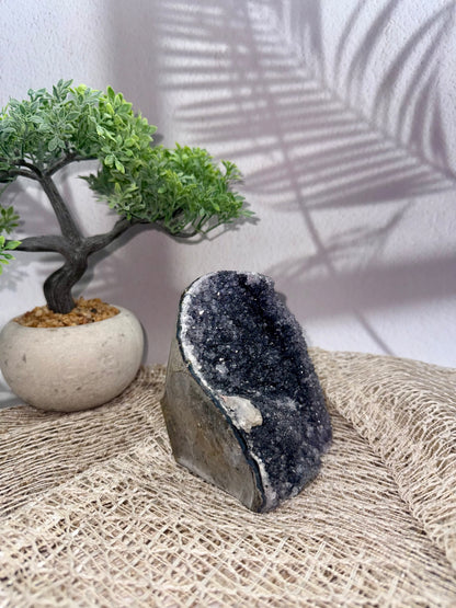 Amethyst Druse - Grau/Lila mit Calcit