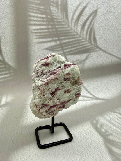 Pinker Turmalin auf Ständer II