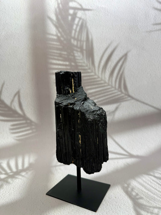 Schwarzer Turmalin auf Ständer