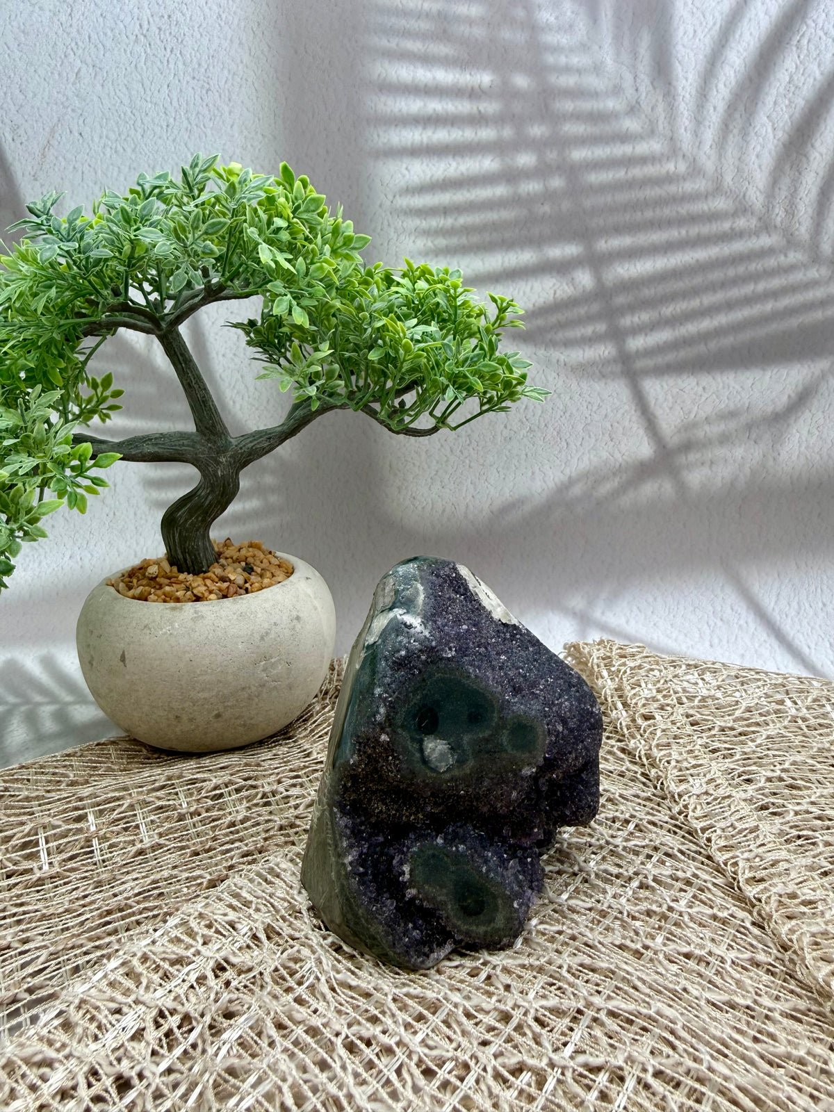 Amethyst Druse - dunkellila mit Calcit