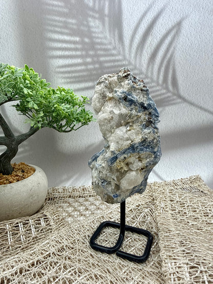 Blauer Kyanit auf Ständer I