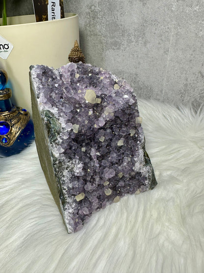 Amethyst mit Calcitwürfel
