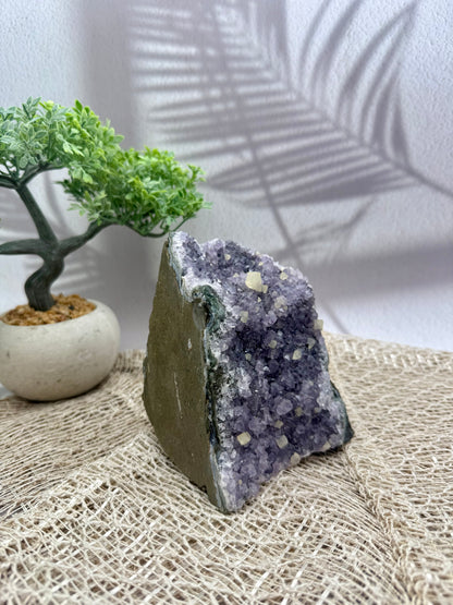 Amethyst mit Calcitwürfel