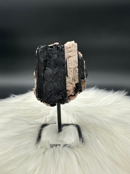 Schwarzer Turmalin mit Lepidolith roh IV