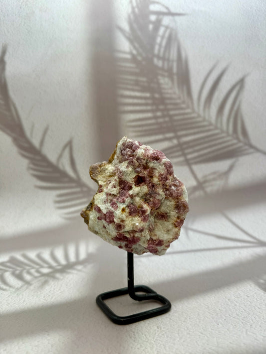 Pinker Turmalin auf Ständer II
