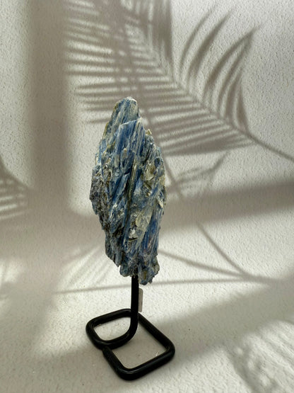 Blauer Kyanit auf Ständer