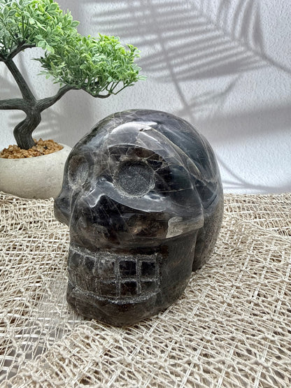 Schwarzer Mondstein Schädel - II