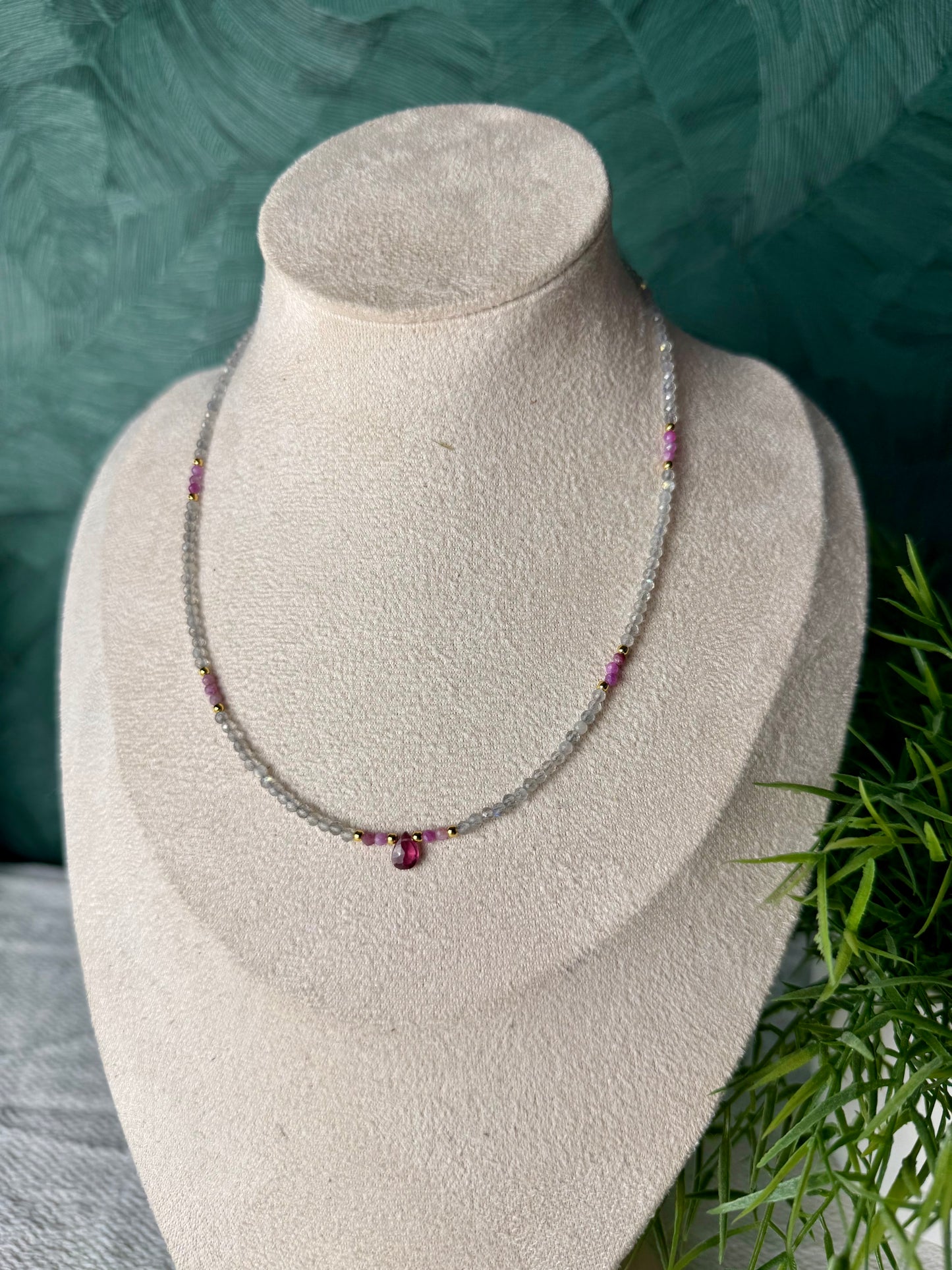 Edelsteinkette „Nuit Royale“ Labradorit, Rubin & Granat, 925 Silber, 18K vergoldet