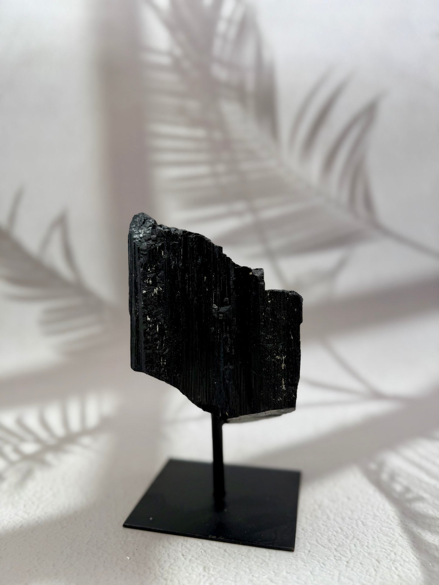 Schwarzer Turmalin roh auf Ständer