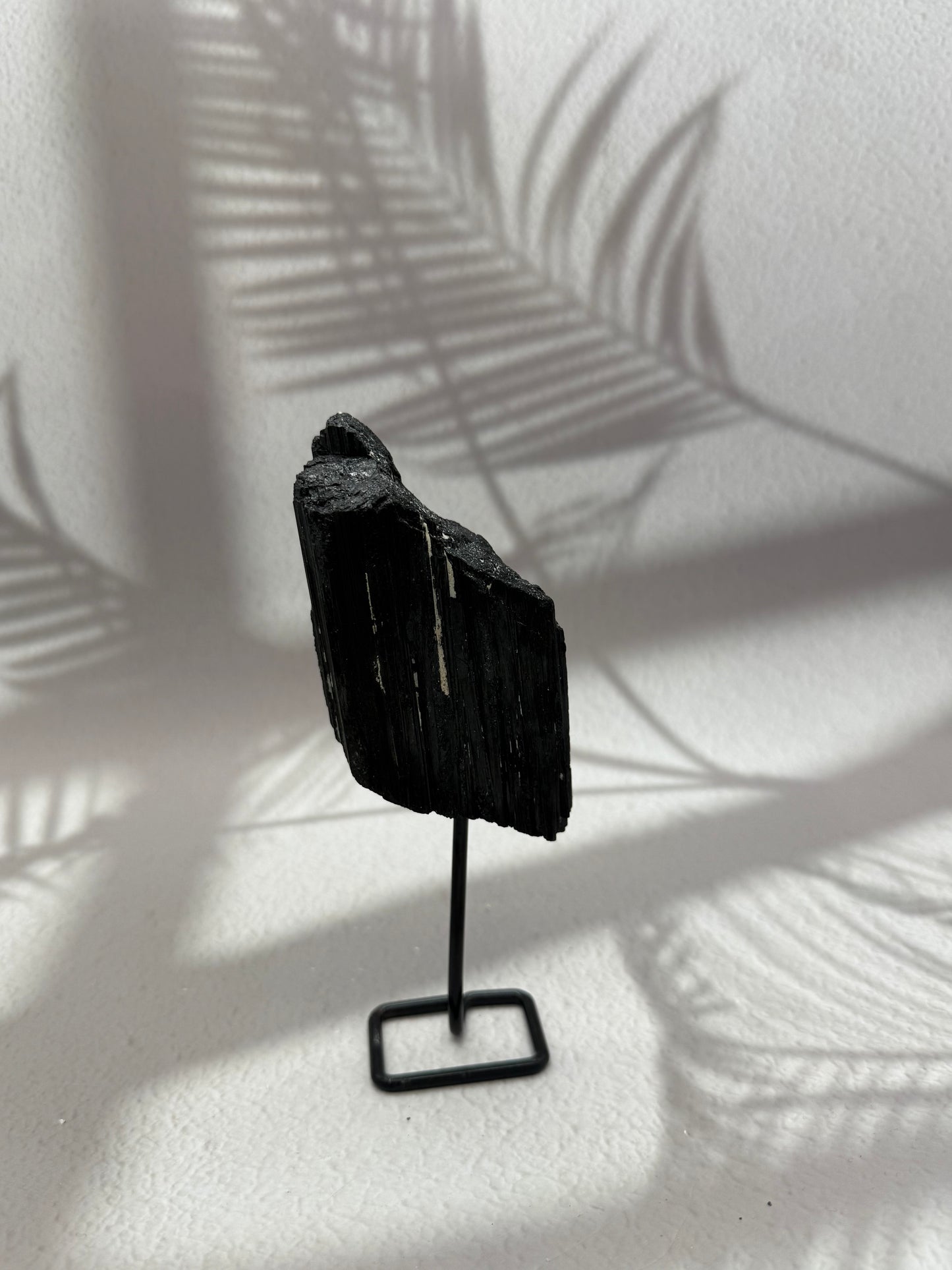 Schwarzer Turmalin auf Ständer II