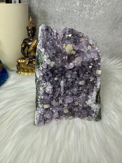 Amethyst mit Calcitwürfel