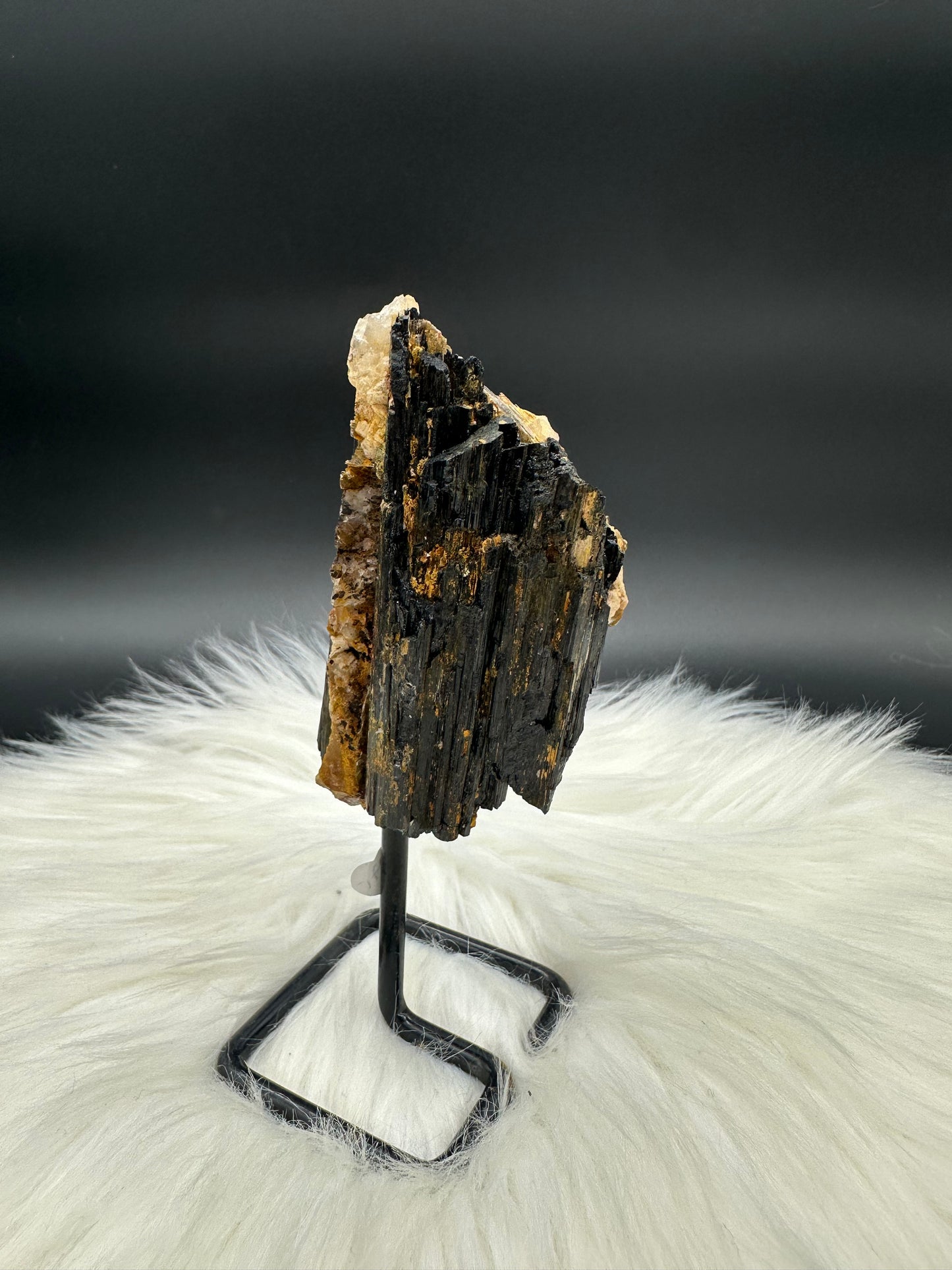 Schwarzer Turmalin mit Lepidolith roh II