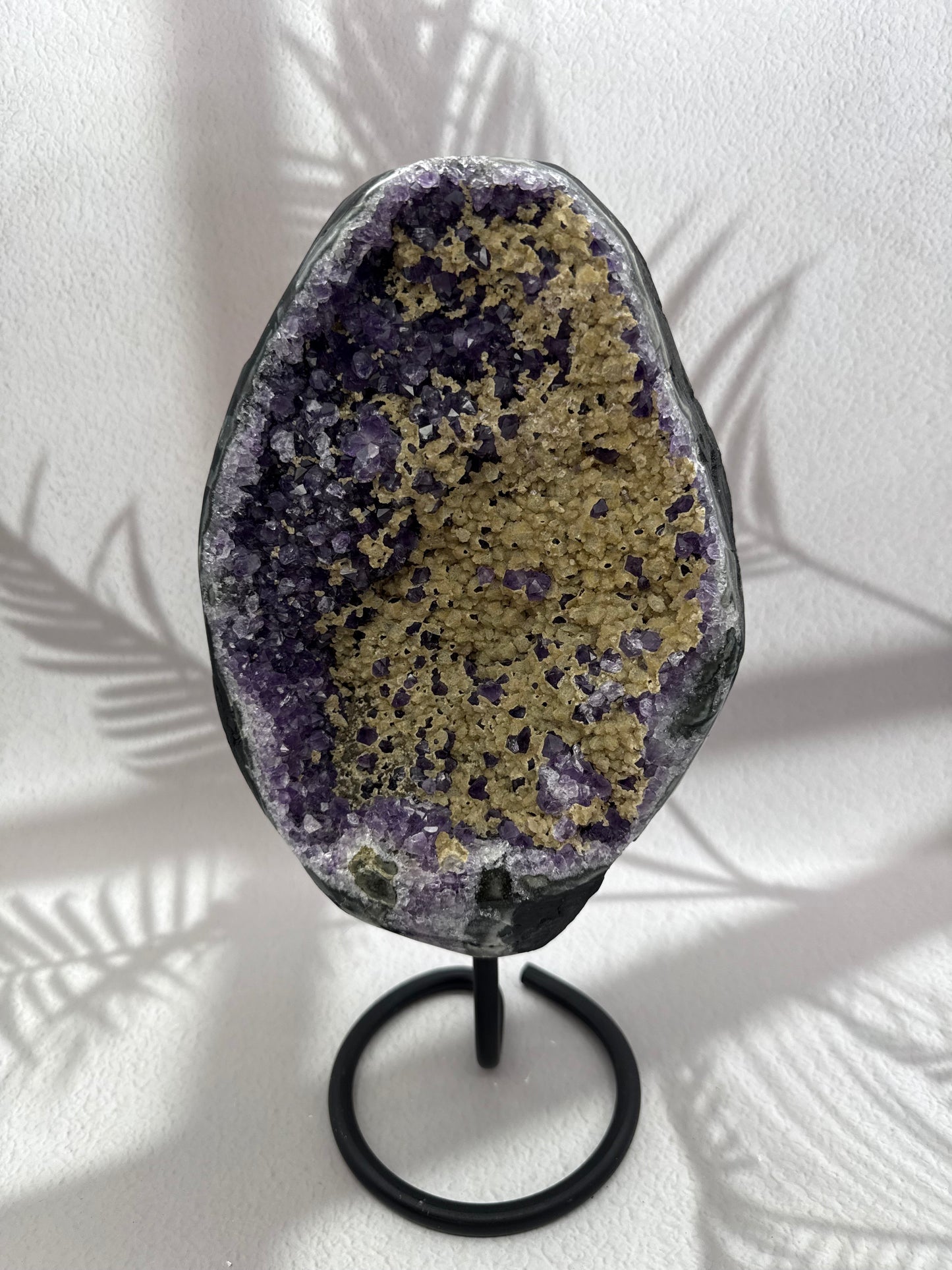 Amethyst mit Calcit auf Ständer