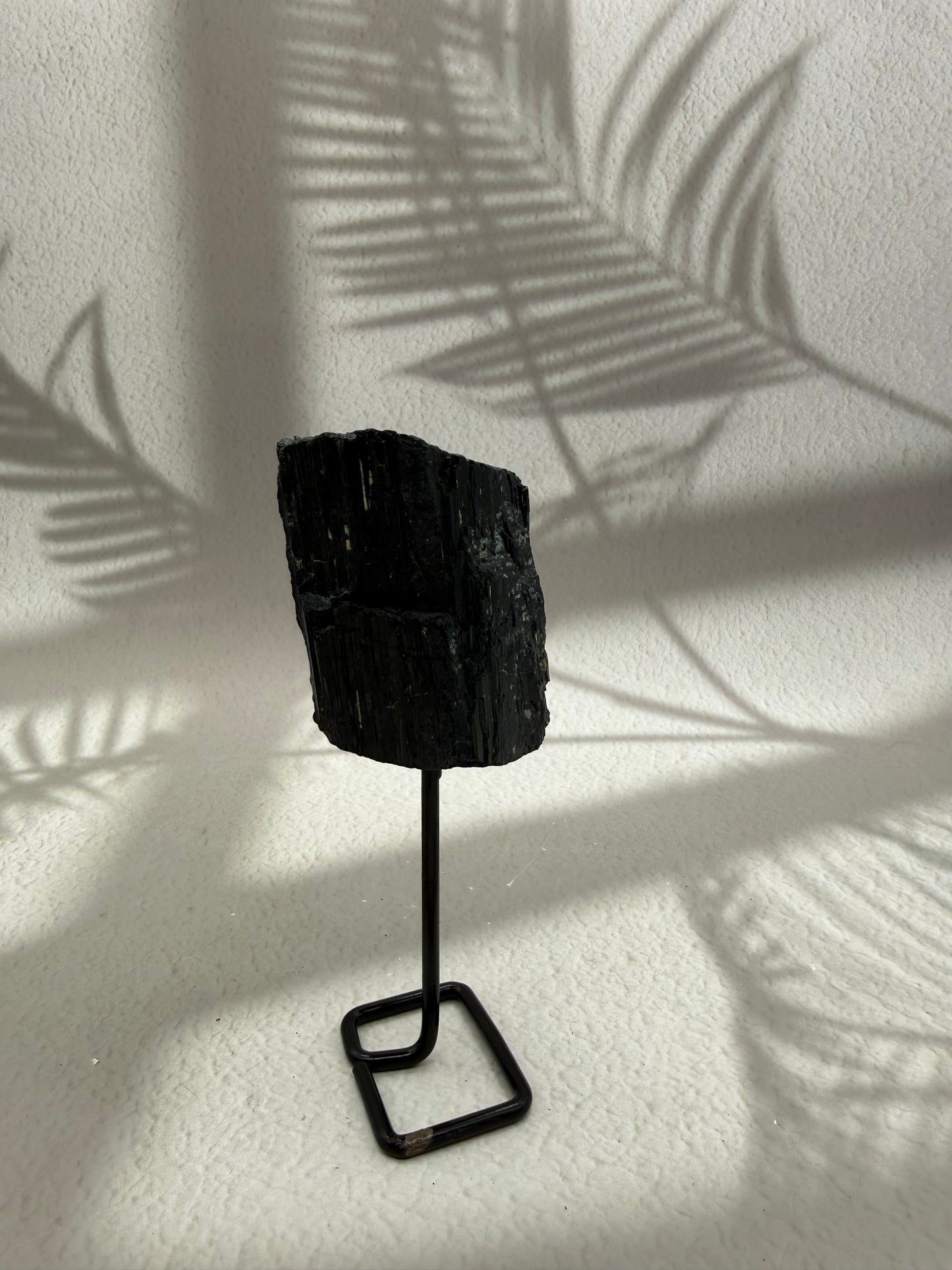 Schwarzer Turmalin auf Ständer V