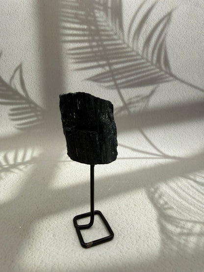 Schwarzer Turmalin auf Ständer V