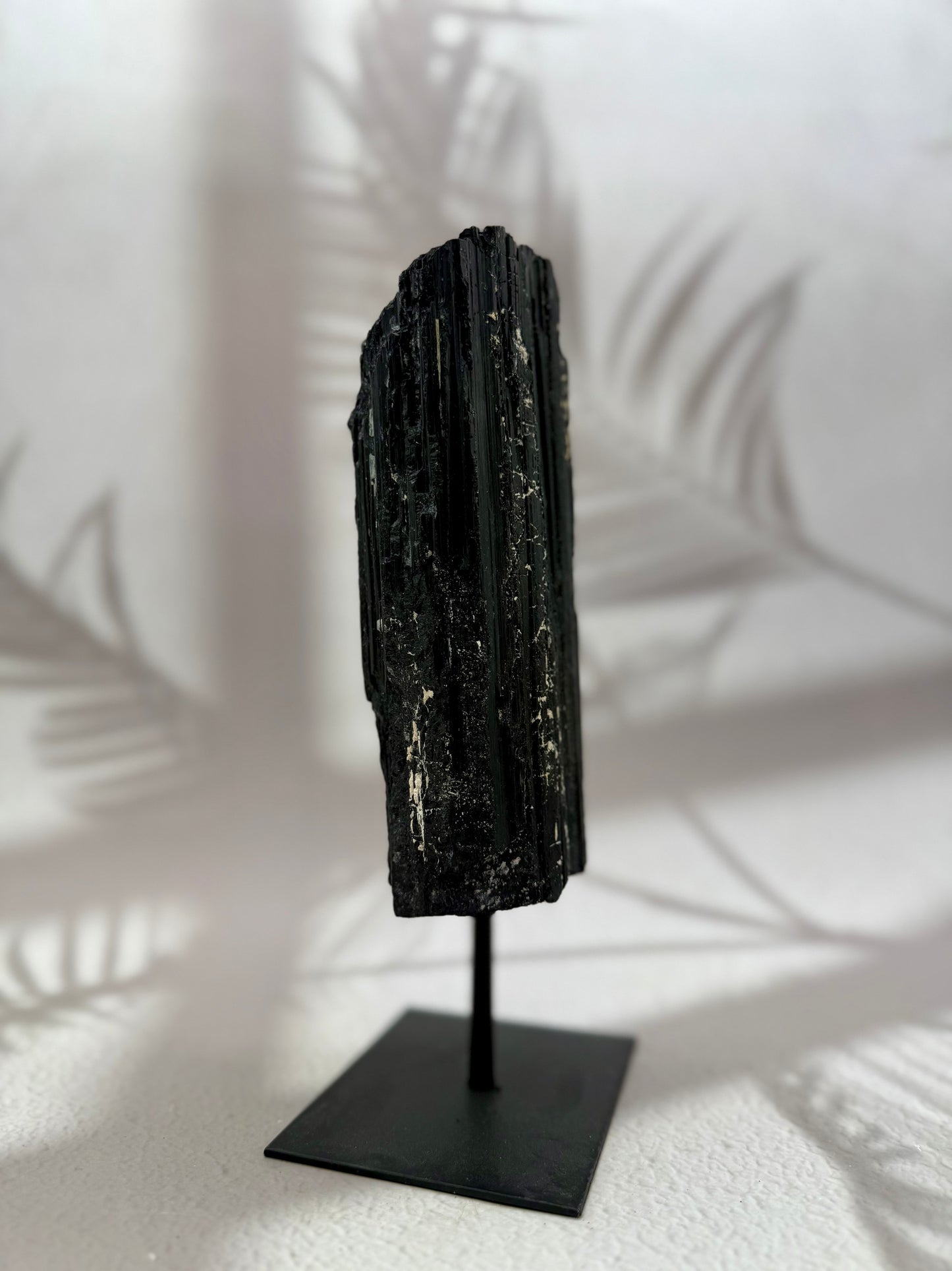 Schwarzer Turmalin roh auf Ständer