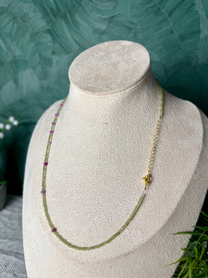 Edelsteinkette „Éclat Jardin“ Peridot, Rubin & Bunter Turmalin, 925 Silber, 18K vergoldet