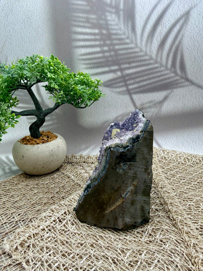 Amethyst mit Calcitwürfel