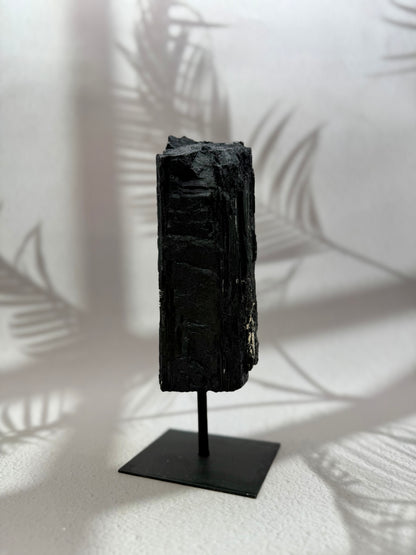 Schwarzer Turmalin roh auf Ständer
