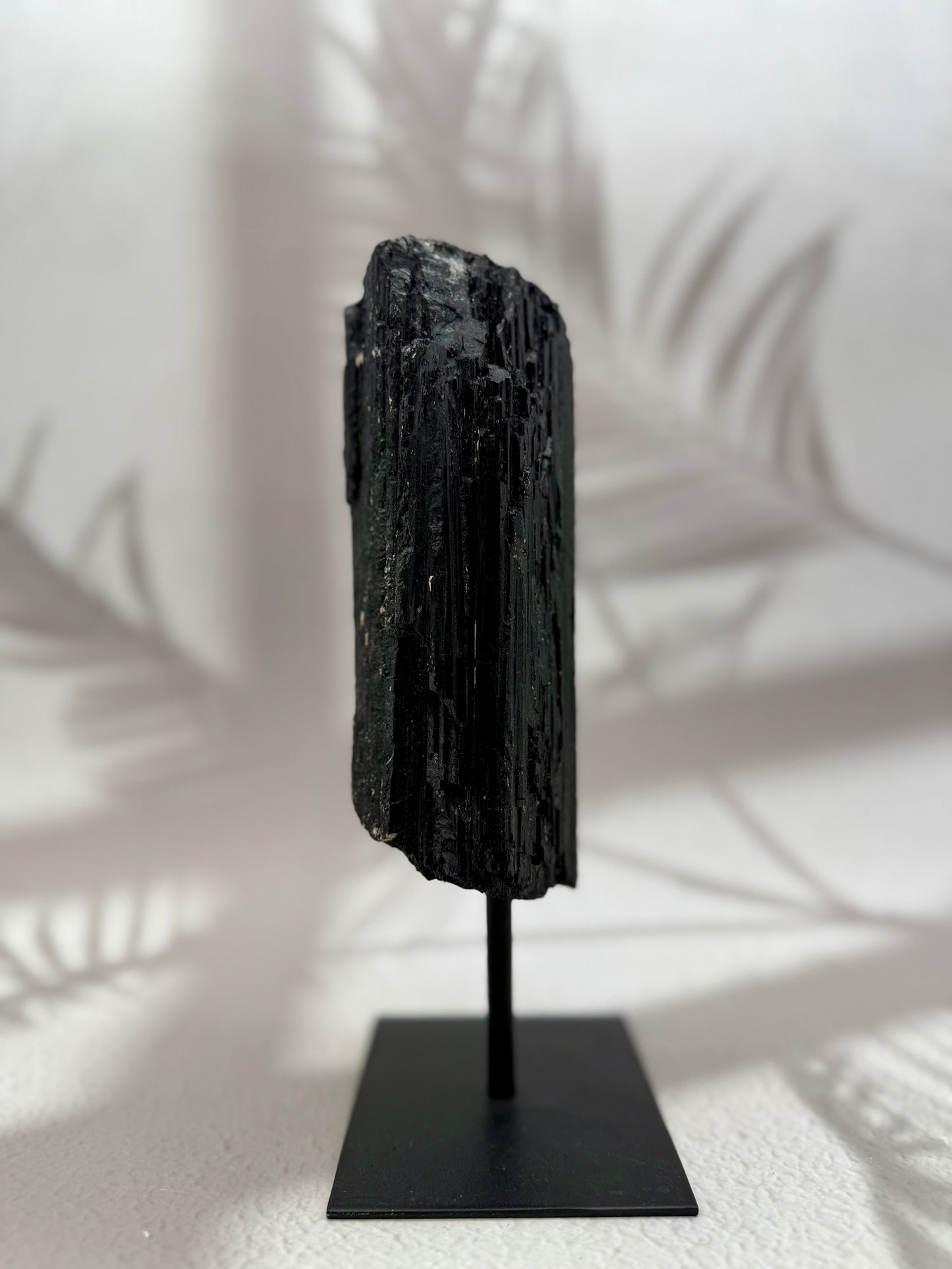 Schwarzer Turmalin roh auf Ständer