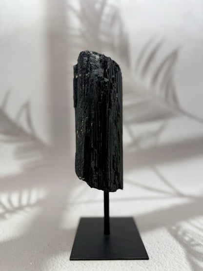 Schwarzer Turmalin roh auf Ständer