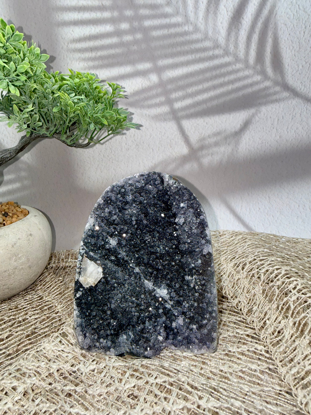 Amethyst Druse - Grau/Lila mit Calcit