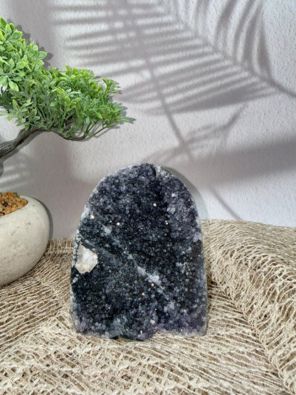 Amethyst Druse - Grau/Lila mit Calcit