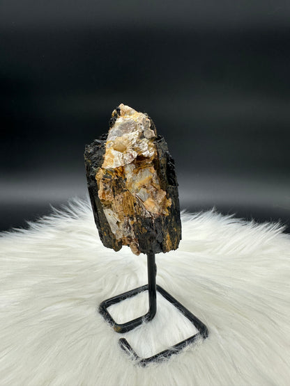 Schwarzer Turmalin mit Lepidolith roh II